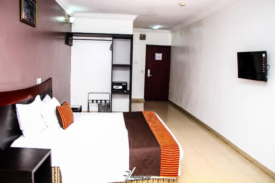 Suru Express Hotel Gra Лагос Екстериор снимка